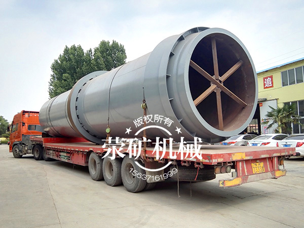 滎礦回轉(zhuǎn)窯筒體裝車完畢，準(zhǔn)備出發(fā)